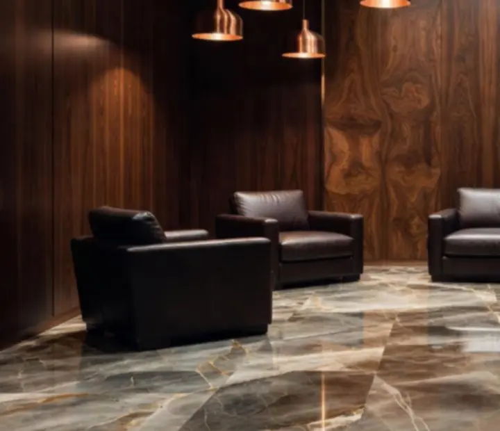 Interior de restaurante con mármol, madera oscura y luz cálida